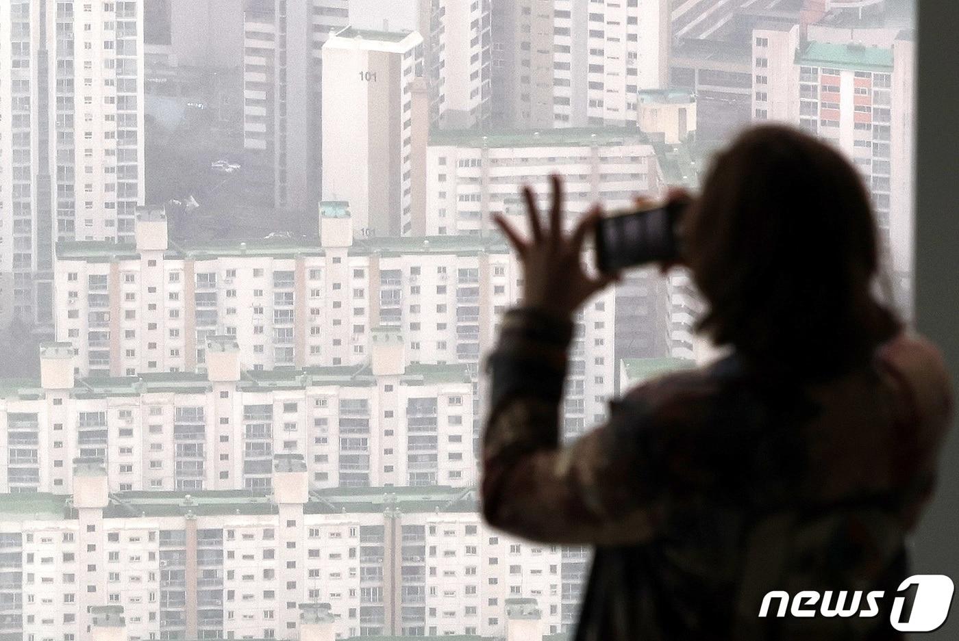 본문 이미지 - 서울 송파구 서울스카이 전망대에서 아파트 단지가 보이고 있다. ⓒ 뉴스1 박지혜 기자