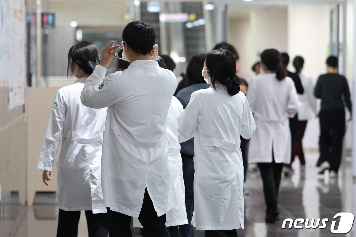 본문 이미지 - 25일 서울 시내 한 대학병원에서 의료진들이 이동하고 있다. 의대 2000명 증원에 반발하는 전국의과대학교수협의회는 이날 정부의 입학정원과 정원배정 철회가 없는 한 위기는 해결될 수 없다며 오늘부터 교수들의 자발적 사직과 주52시간 근무, 외래진료 축소는 예정대로 진행될 것이라고 밝혔다. 2024.3.25/뉴스1 ⓒ News1 신웅수 기자