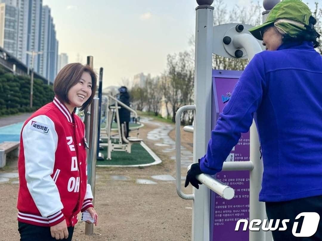 본문 이미지 - 김미애 총선 국민의힘 해운대을 후보가 24일 지역구를 돌며 주민과 소통하고 있다(김미애 SNS 갈무리)