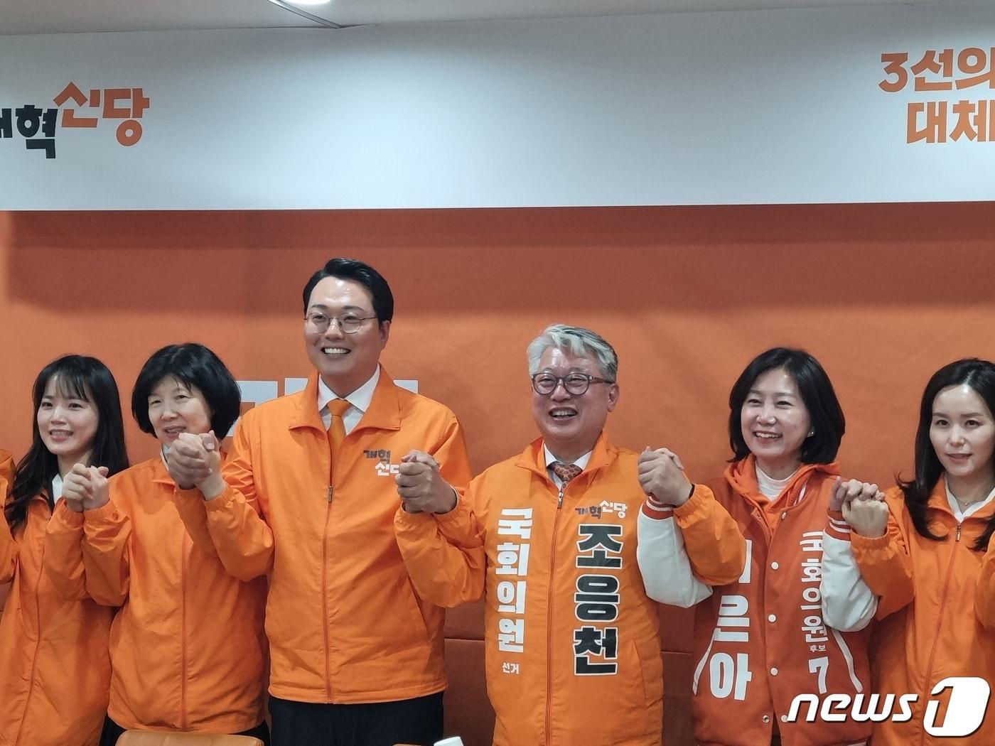 본문 이미지 - 개혁신당 중앙선거대책위원회가 25일 오후 경기 남양주시 평내동 소재 조응천 의원 선거사무소에서 첫 중앙선거대책위원회의를 연 뒤 기념촬영을 하고있다.2024.03.25./뉴스1 양희문 기자
