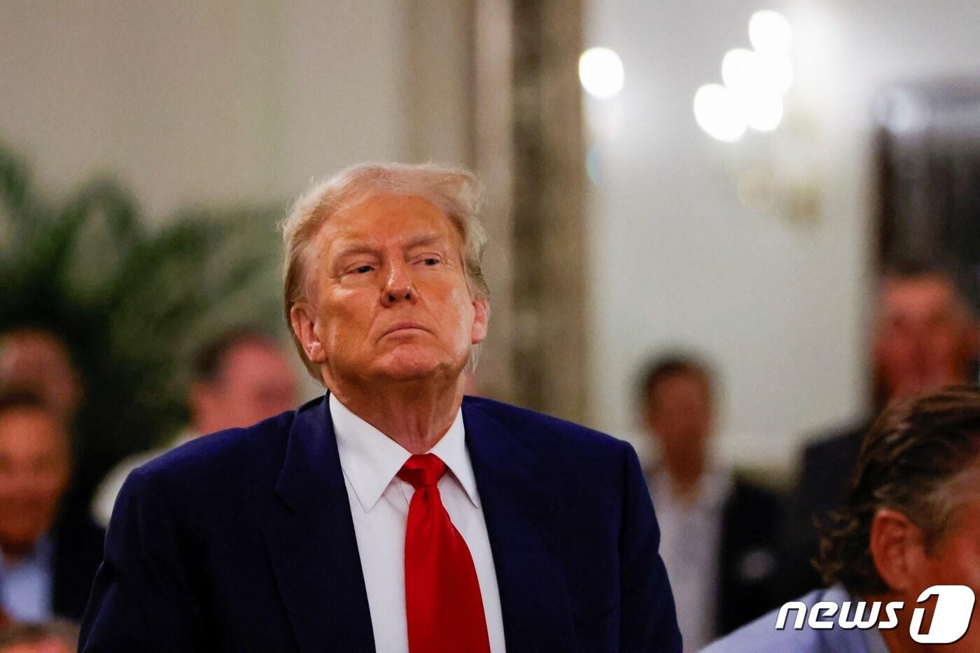 본문 이미지 - 24일(현지시간) 미국 플로리다주 웨스트 팜비치에서 도널드 트럼프 미국 전 대통령이 시니어 클럽 챔피언 시상식에 참석하고 있다. 2024.03.24 ⓒ 로이터=뉴스1 ⓒ News1 정지윤 기자