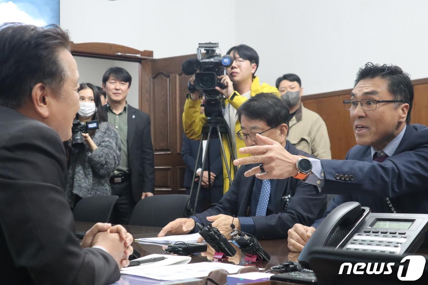 본문 이미지 - 배장환 충북대학교병원·의과대학 비상대책위원장이  25일 간담회에서 김영환 지사와 신경전을 벌이고 있다.2024.03.25.ⓒ 뉴스1 박건영 기자
