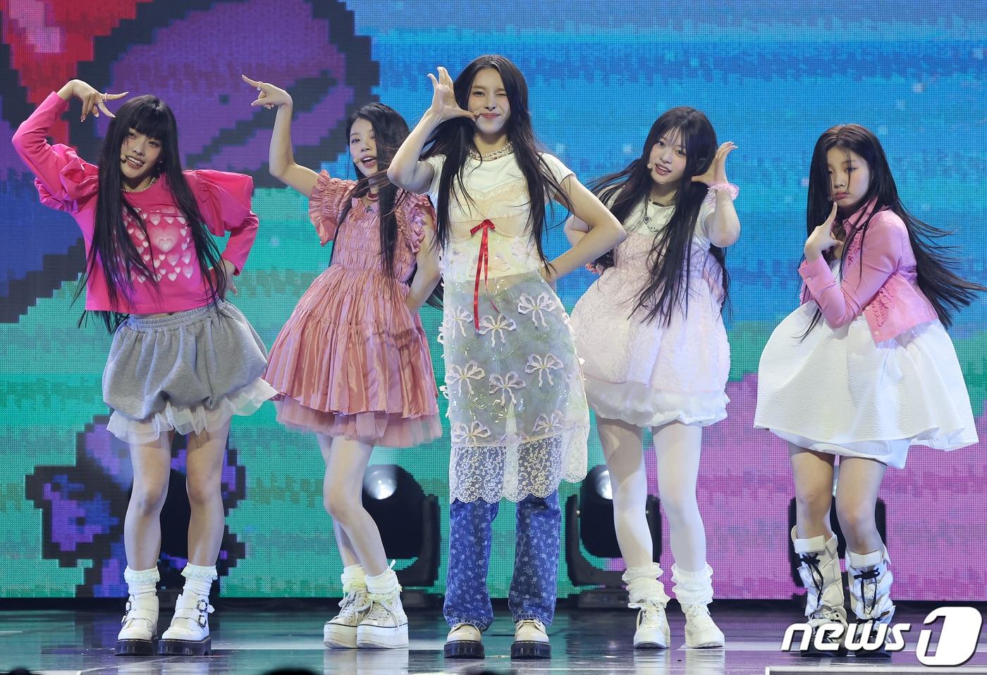 신인 걸그룹 아일릿(I'LL-IT)이 25일 오후 서울 용산구 한남동 블루스퀘어에서 열린 미니 1집 '수퍼 리얼 미'(SUPER REAL ME) 발매 기념 쇼케이스에서 열정적인 무대를 펼치고 있다. 아일릿은 하이브가 르세라핌과 뉴진스에 이어 세 번째로 선보이는 걸그룹으로, 지난해 방송된 JTBC 오디션 프로그램 '알유넥스트'(R U NEXT)를 통해 선발된 윤아·민주·모카·원희·이로하 5인으로 구성됐다. 2024.3.25/뉴스1 ⓒ News1 김진환 기자