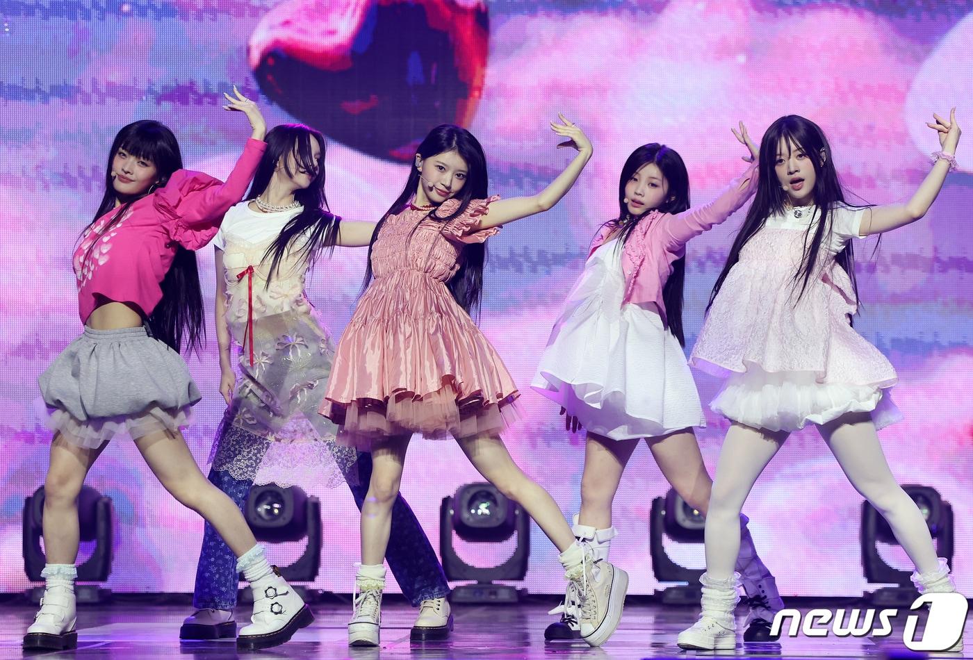 본문 이미지 - 신인 걸그룹 아일릿(I'LL-IT)이 25일 오후 서울 용산구 한남동 블루스퀘어에서 열린 미니 1집 '수퍼 리얼 미'(SUPER REAL ME) 발매 기념 쇼케이스에서 열정적인 무대를 펼치고 있다. 아일릿은 하이브가 르세라핌과 뉴진스에 이어 세 번째로 선보이는 걸그룹으로, 지난해 방송된 JTBC 오디션 프로그램 '알유넥스트'(R U NEXT)를 통해 선발된 윤아·민주·모카·원희·이로하 5인으로 구성됐다. 2024.3.25/뉴스1 ⓒ News1 김진환 기자