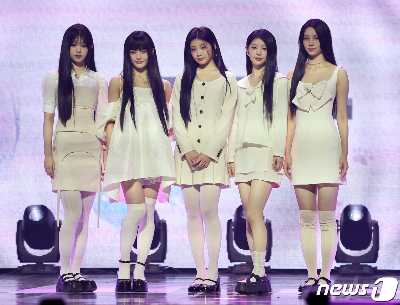 본문 이미지 - 신인 걸그룹 아일릿(I'LL-IT)의 민주(왼쪽부터), 이로하, 원희, 모카, 윤아ⓒ News1 김진환 기자
