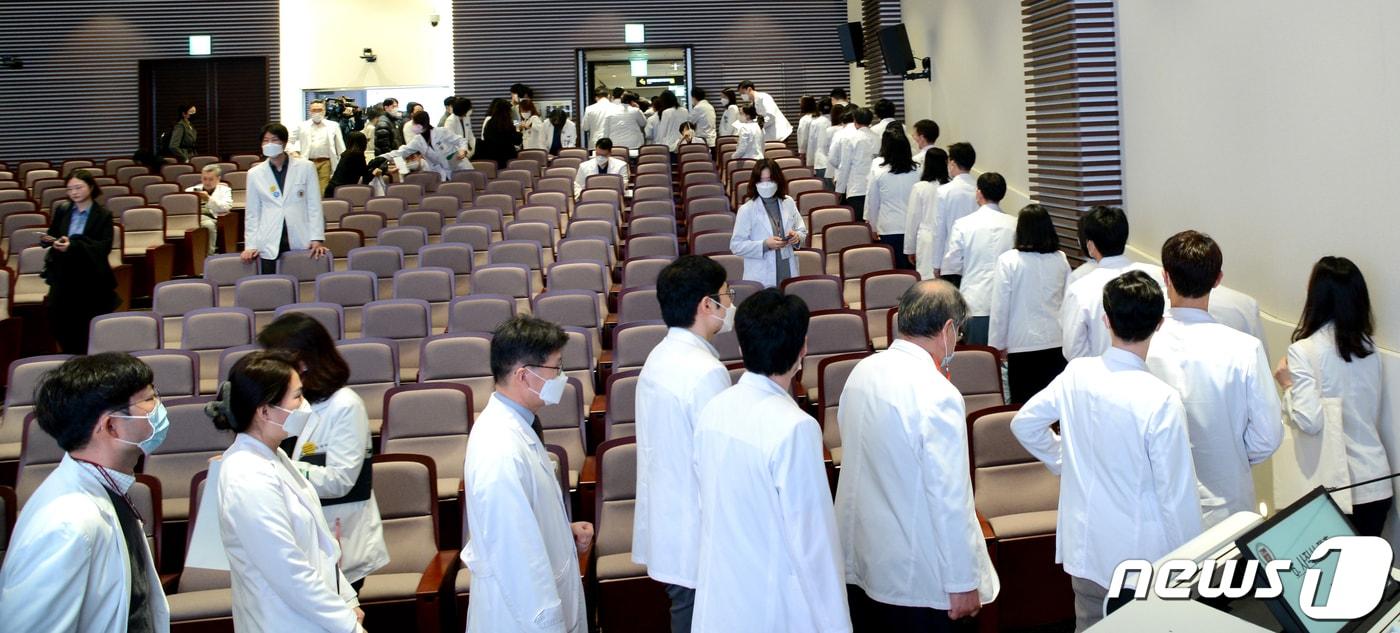 본문 이미지 - 25일 오전 서울 고려대학교 안암병원에서 열린 고려대학교 의료원 교수 총회에서 교수들이 사직서를 제출하고 있다. (고려대 의료원 비상대책위원회 제공) 2024.3.25/뉴스1 ⓒ News1 김명섭 기자