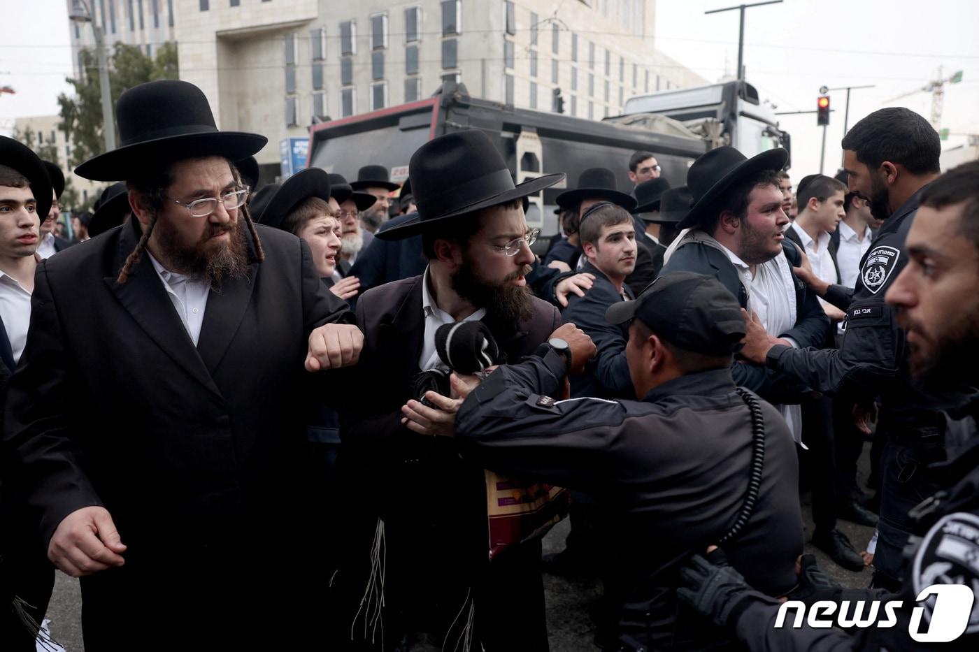 유대교 초정통파인 하레디 남성들이 지난달 26일(현지시간) 이스라엘 예루살렘에서 전쟁 장기화로 자신들에 대한 군복무 면제 혜택을 박탈하라는 국민 여론이 높아지자 이에 항의하는 시위를 벌이고 있다. 2024.2.26. ⓒ 로이터=뉴스1 ⓒ News1 김성식 기자