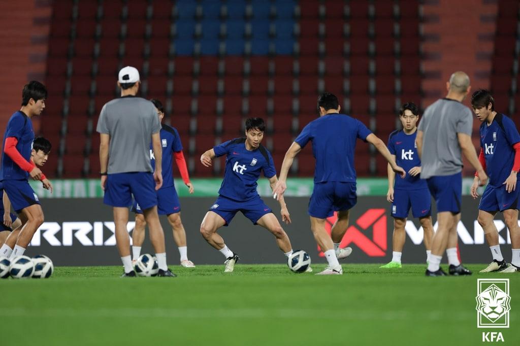 본문 이미지 - 25일 태국 방콕 라자망갈라 스타디움에서 태국과 2026 북중미 월드컵 아시아 지역 2차 예선 C조 4차전 경기를 앞두고 대한민국 축구 대표팀 선수들이 훈련을 하고 있다. (대한축구협회 제공) 2024.3.25/뉴스1 ⓒ News1 김명섭 기자