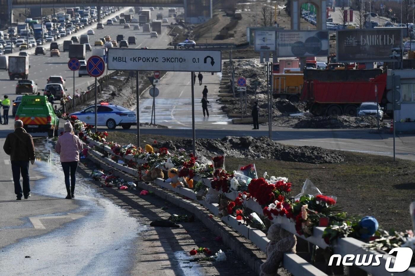 25일(현지시간) 모스크바 외곽 크라스노고르스크에 있는 크로커스 시티홀 공연장 테러 현장에 꽃과 장난감이 놓여 있다. 2024. 3 .26 ⓒ AFP=뉴스1 ⓒ News1 우동명 기자