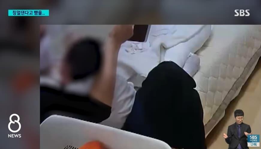 본문 이미지 - 생후 두 달도 안 된 아기의 뺨을 때리고 있는 정부지원 산후도우미. SBS뉴스 영상 갈무리