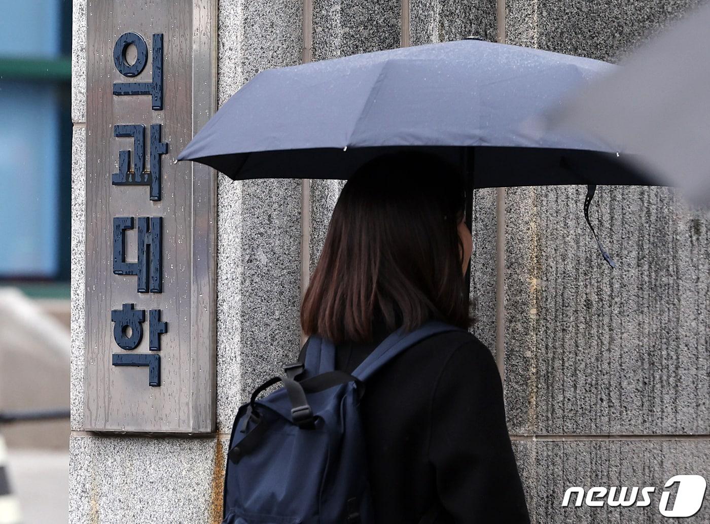 본문 이미지 - 서울 시내 한 대학교 의과대학 정문으로 시민들이 지나고 있다. 2024.3.26 ⓒ 뉴스1 김진환 기자