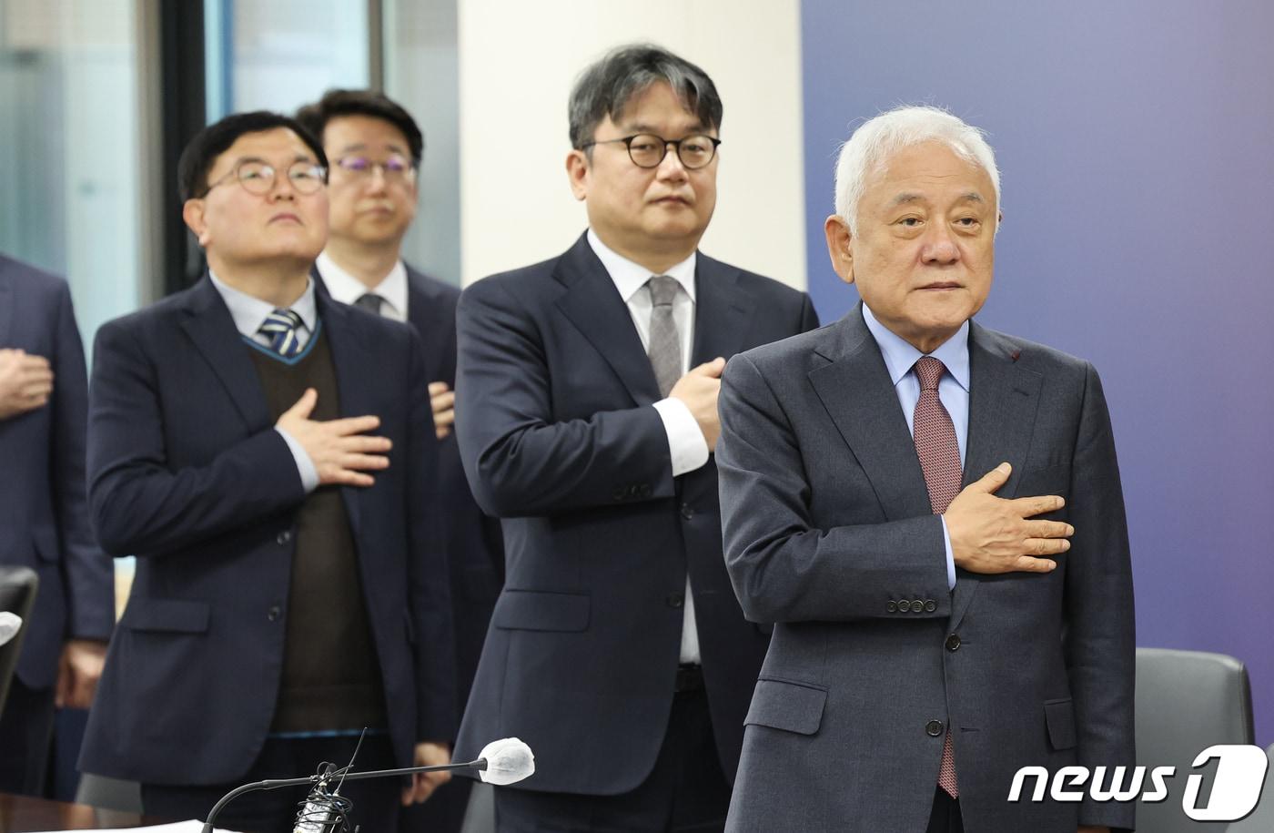 본문 이미지 - 김한길 국민통합위원장이 26일 서울 종로구 정부서울청사에서 열린 이주민 근로자와 상생 특별위원회 출범식에서 김석호 특위위원장을 비롯한 위원들과 함께 국민의례를 하고 있다. 2024.3.26/뉴스1 ⓒ News1 허경 기자