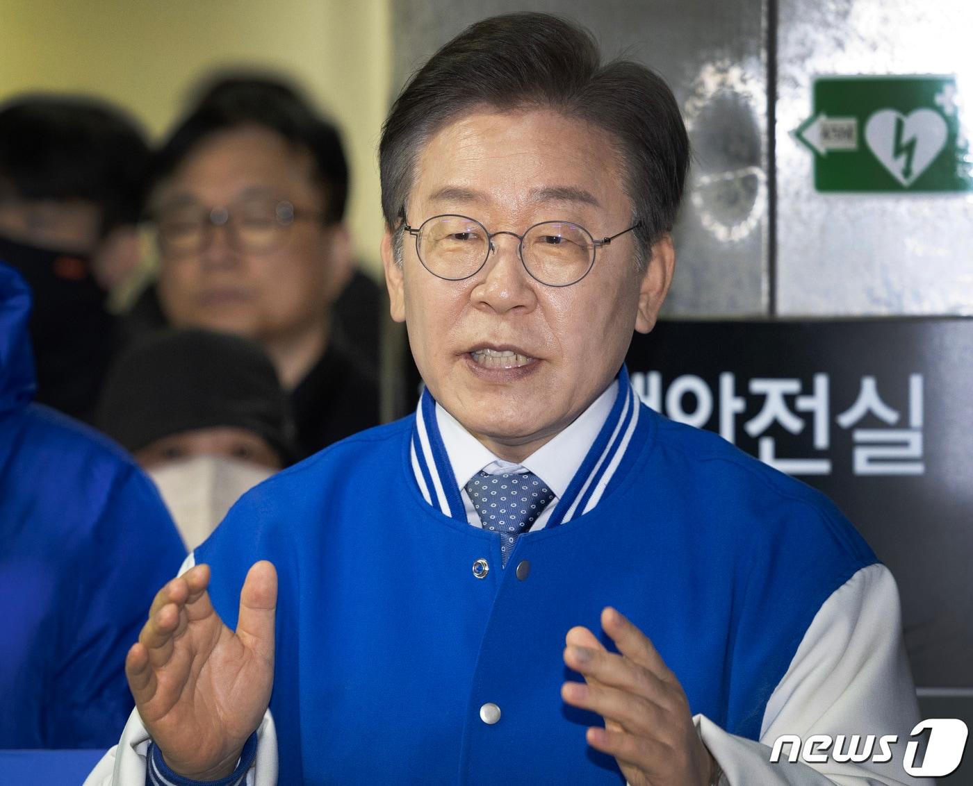 본문 이미지 - 이재명 더불어민주당 대표 겸 공동선대위원장이 26일 오전 서대문 지역에 출마한 김동아, 이지은 후보와 함께 서울 아현역에서 출근길 시민들에게 인사를 하고 있다. (공동취재) 2024.3.26/뉴스1 ⓒ News1 임세영 기자