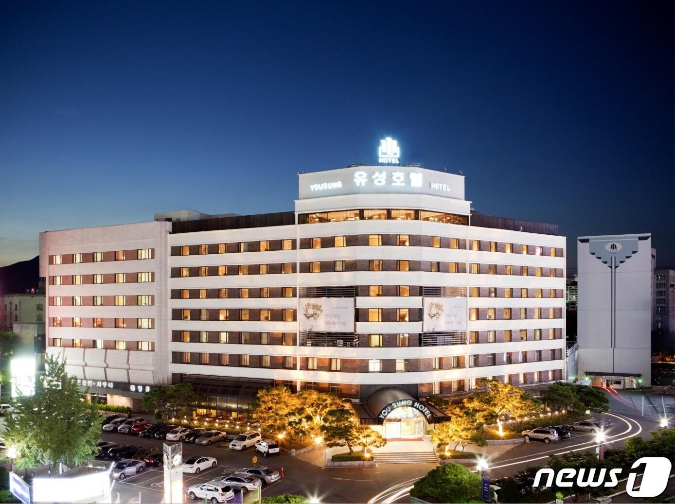 본문 이미지 - 오는 31일 오후 1시 문을 닫는 유성구 봉명동의 유성호텔 야간 전경.(유성호텔 제공)/ 뉴스1 ⓒ News1 