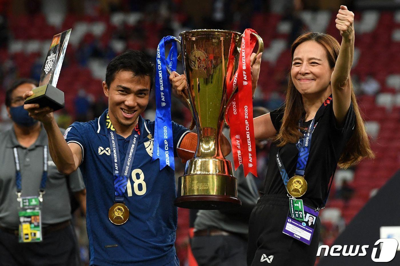 본문 이미지 - 누알판 람삼(오른쪽) 태국축구협회장. ⓒ AFP=뉴스1