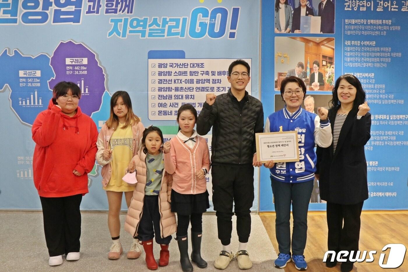 본문 이미지 - 권향엽 국회의원 후보(오른쪽 두번째)가 청소년 정책 제안 간담회에 참석한 학생, 임원들과 기념사진을 촬영했다(권향엽 후보 캠프 제공)2024.3.26/ 