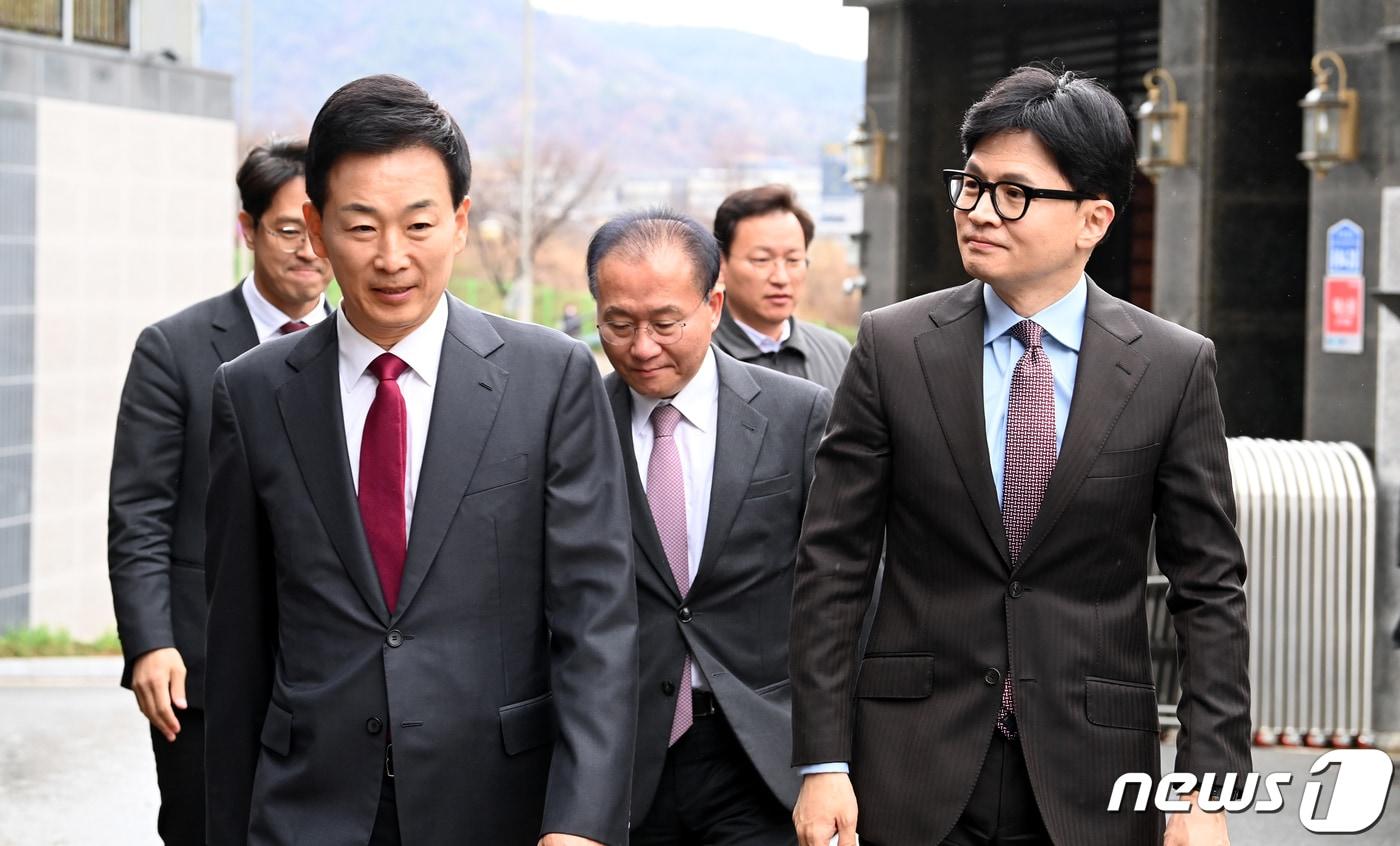 본문 이미지 - 한동훈 국민의힘 총괄선거대책위원장이 지나 3월 26일 오전 대구 달성군 박근혜 전 대통령의 사저를 방문, 유영하 변호사의 안내를 받으며 이동하고 있다. (공동취재) 2024.3.26/뉴스1 ⓒ News1 공정식 기자