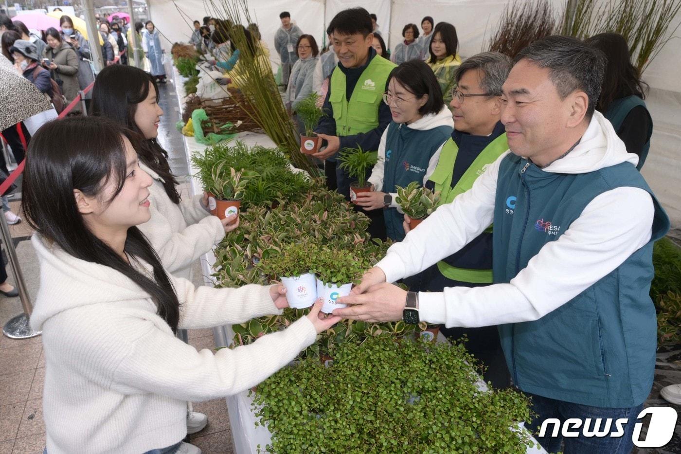 임정배 대상주식회사 대표가 26일 서울 중구 청계광장에서 열린 '2024 청정원 희망의 나무 나누기' 행사에서 시민들에게 묘목을 나눠주고 있다. (공동취재) 2024.3.26/뉴스1 ⓒ News1 이재명 기자