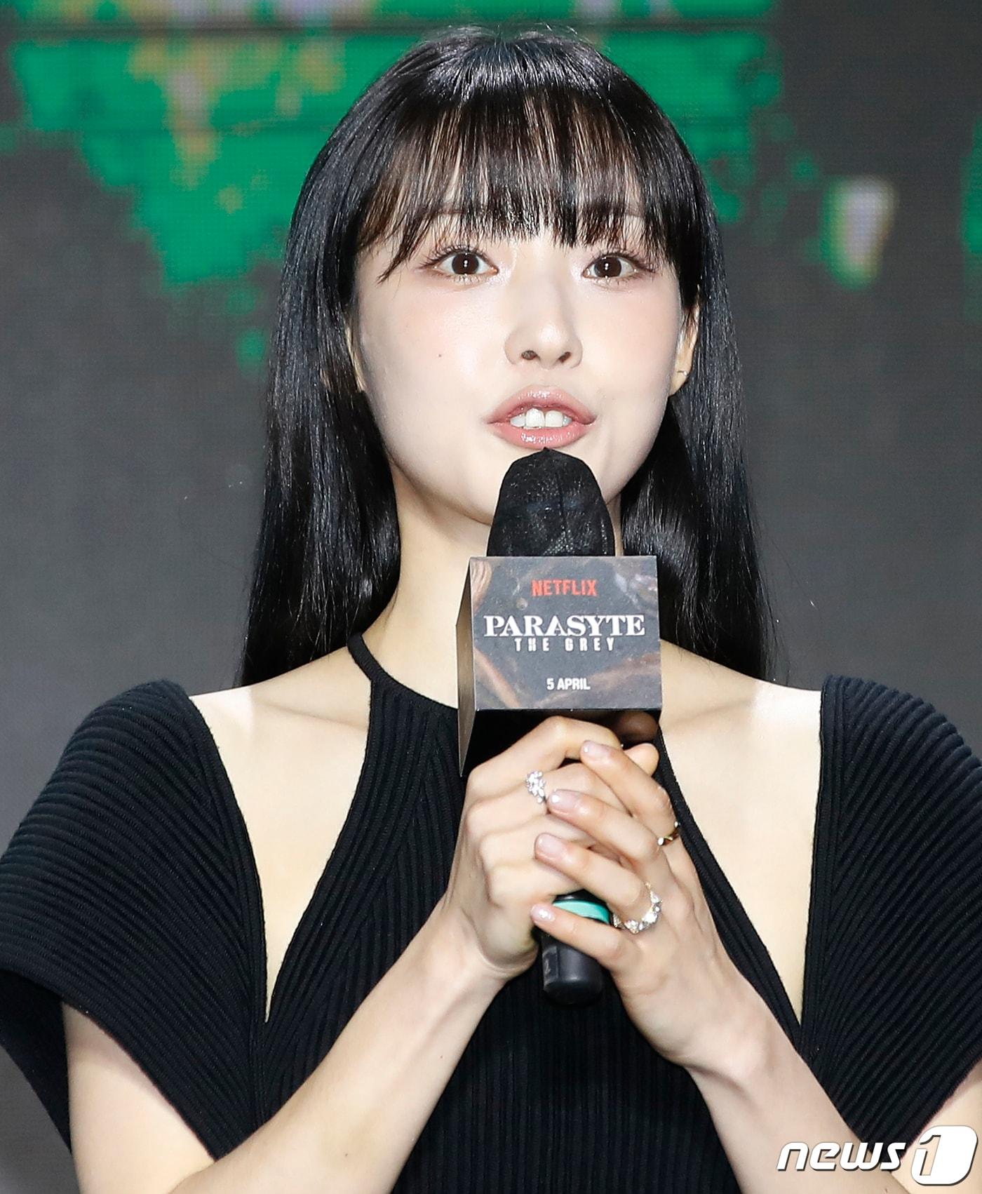 본문 이미지 - 배우 전소니가 26일 서울 서울드래곤시티에서 열린 넷플릭스 시리즈 '기생수: 더 그레이'(극본 연상호, 류용재/연출 연상호) 제작발표회에서 인사말을 하고 있다. '기생수:더 그레이'는 인간을 숙주로 삼아 세력을 확장하려는 기생생물들이 등장하자 이를 저지하려는 전담팀 '더 그레이'의 작전이 시작되고, 이 가운데 기생생물과 공생하게 된 인간 '수인(전소니 분)'의 이야기를 그린 작품이다. 2024.3.26/뉴스1 ⓒ News1 권현진 기자