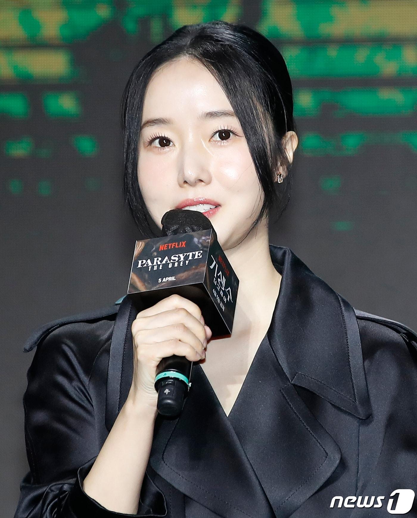 본문 이미지 - 배우 이정현이 26일 서울 서울드래곤시티에서 열린 넷플릭스 시리즈 '기생수: 더 그레이'(극본 연상호, 류용재/연출 연상호) 제작발표회에서인사말을 하고 있다. '기생수:더 그레이'는 인간을 숙주로 삼아 세력을 확장하려는 기생생물들이 등장하자 이를 저지하려는 전담팀 '더 그레이'의 작전이 시작되고, 이 가운데 기생생물과 공생하게 된 인간 '수인(전소니 분)'의 이야기를 그린 작품이다. 2024.3.26/뉴스1 ⓒ News1 권현진 기자