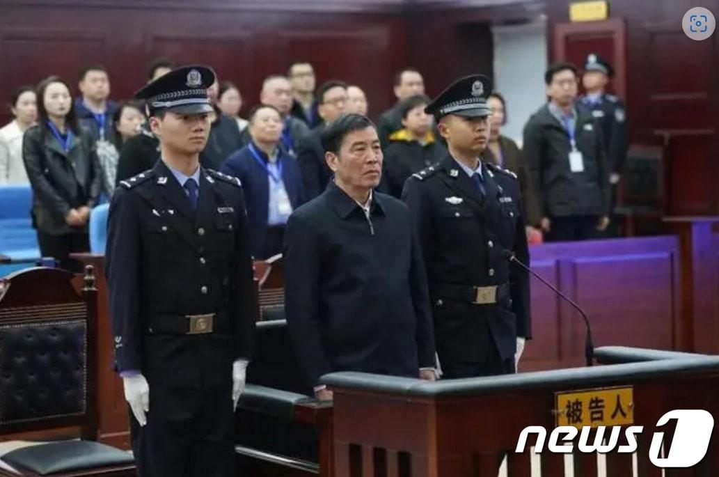 본문 이미지 - 천쉬위안 전 중국축구협회 주석이 26일 1심 선고공판에서 무기징역을 선고받았다. （사진은 웨이보 갈무리）
