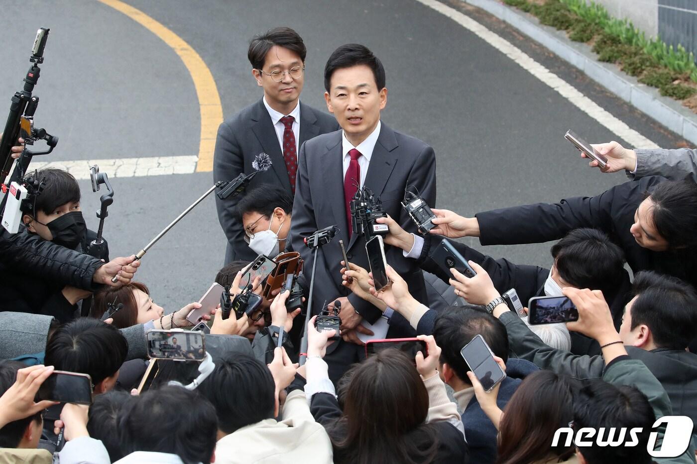 2024년 3월 유영하 당시 박근혜 전 대통령 변호사가 대구 달성군 박근혜 전 대통령 사저 앞에서 한동훈 당시 국민의힘 비상대책위원장의 박 전 대통령 예방에 동행한 뒤 취재진 질문에 답하고 있다. &#40;사진은 기사 내용과 무관함&#41; 2024.3.26/뉴스1 ⓒ News1 공정식 기자