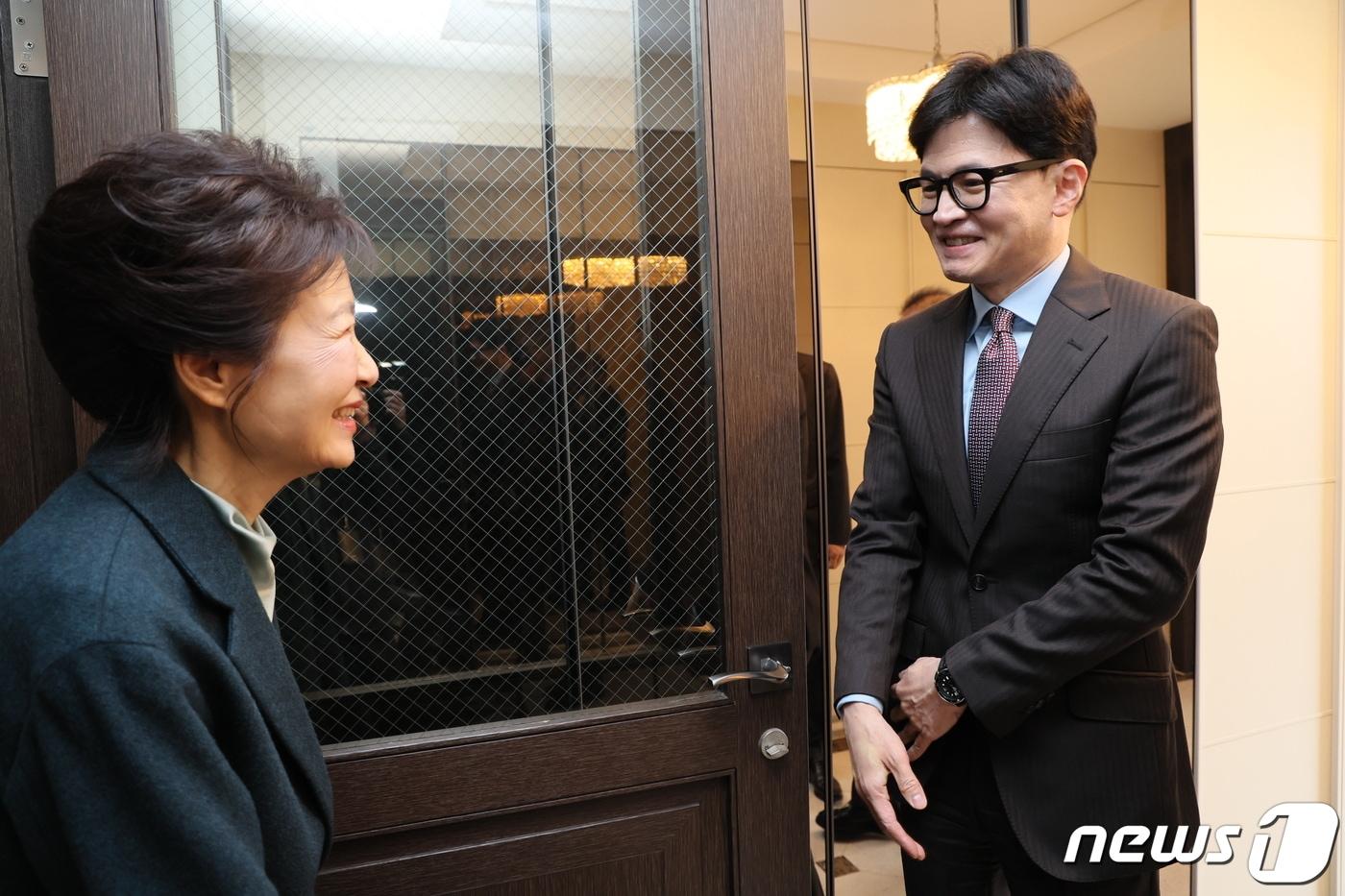 본문 이미지 - 2024년 3월 26일 당시 한동훈 국민의힘 총괄선대위원장이 대구 달성군 박근혜 전 대통령 사저에서 박 전 대통령을 예방 하고 있다. (국민의힘 제공) 2024.3.26 ⓒ 뉴스1 DB