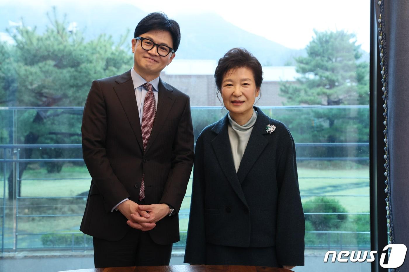본문 이미지 - 한동훈 국민의힘 총괄선대위원장 26일 오전 대구 달성군 박근혜 전 대통령 사저에서 박 전 대통령을 예방 하고 있다. (국민의힘 제공) 2024.3.26/뉴스1 ⓒ News1 송원영 기자