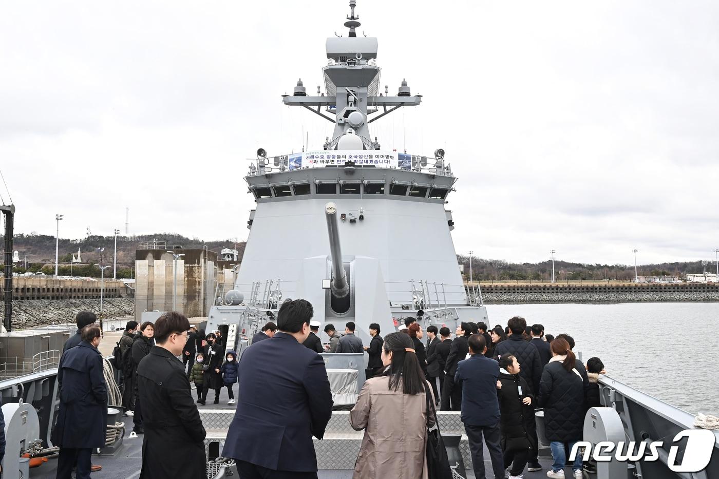본문 이미지 - 제14주기 천안함 46용사 추모식이 열린 26일 오전 경기 평택시 해군 제2함대사령부에서 유가족과 내빈들이 천안함 함수를 둘러보고 있다. (공동취재) 2024.3.26/뉴스1 ⓒ News1 김영운 기자