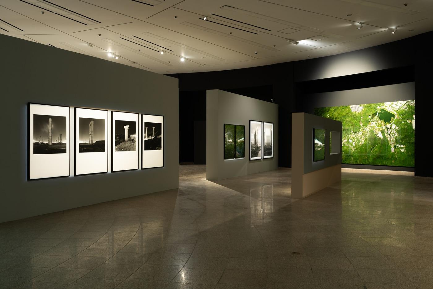 본문 이미지 - 국립현대미술관 과천에서 열리고 있는 사진전 'MMCA 사진 소장품전: 당신의 세상은 지금 몇 시?' 모습. 촬영: 김익현