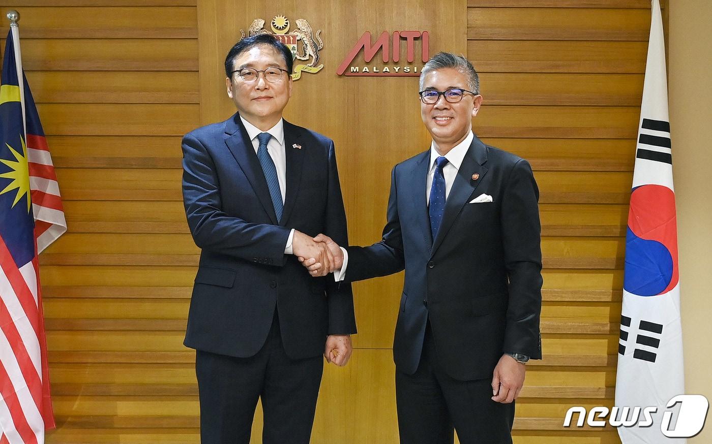 지난해 3월 정인교 산업통상자원부 통상교섭본부장이 말레이시아 투자통상산업부 접견실에서 자프룰 아지즈 장관과 면담 기념 악수를 하는 모습. (산업통상자원부 제공) 