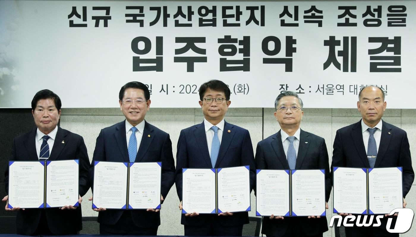 본문 이미지 - 김영록 전라남도지사가 26일 서울역 대회의실에서 우주발사체 국가산업단지 기업수요 확정을 위한 ‘우주발사체 국가산업단지 입주협약’을 체결한 뒤 박상우 국토교통부 장관을 비롯한 참석자들과 기념촬영을 하고 있다.(전남도 제공) 2024.3.26/뉴스1 ⓒ News1 전원 기자