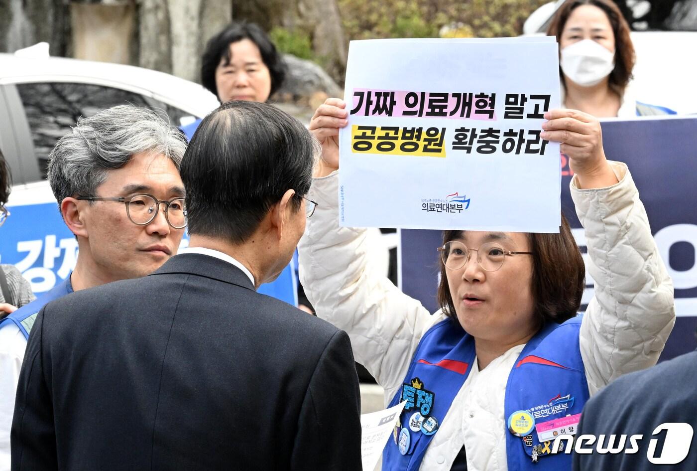 본문 이미지 - 한덕수 국무총리가 26일 오후 의료계 주요 관계자들을 만나기 위해 서울대학교 의과대학 연건동 캠퍼스 대회의실로 향하던 중 서울대병원 노동조합 조합원들과 대화를 나누고 있다. (공동취재) 2024.3.26/뉴스1 ⓒ News1 김진환 기자