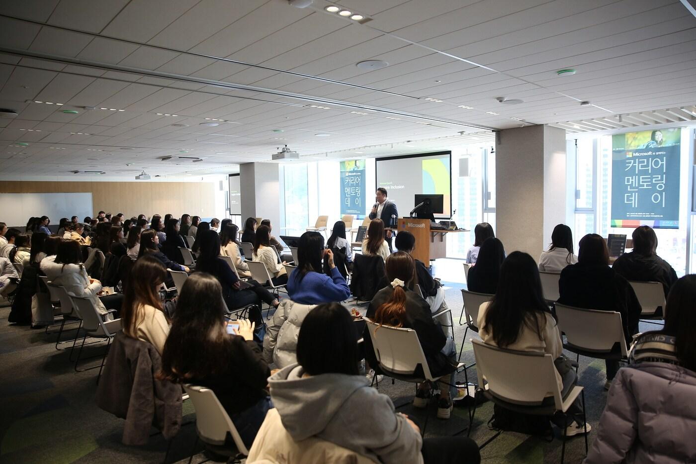 본문 이미지 - 한국마이크로소프트 본사에서 21일 개최한 '커리어 멘토링 데이'에서 조원우 한국MS 대표가 인사말을 하고 있다. (성신여대 제공)