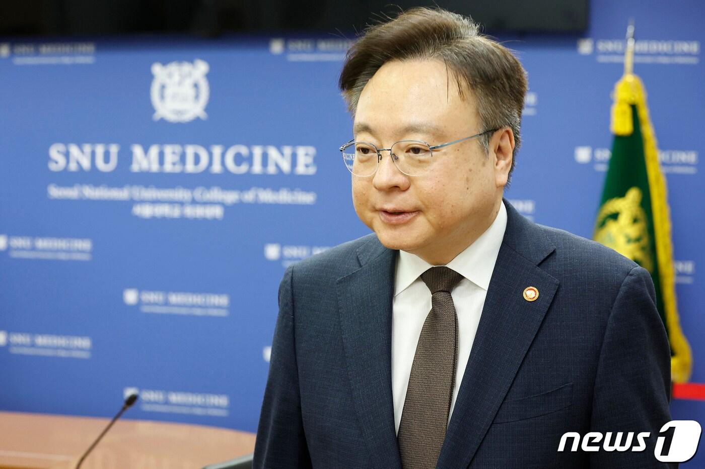 본문 이미지 - 조규홍 보건복지부 장관이 26일 서울 종로구 서울대학교 연건캠퍼스 의과대학에서 열린 의료 개혁 관련 현안 논의에 참석하고 있다. (공동취재) 2024.3.26/뉴스1 ⓒ News1 김진환 기자