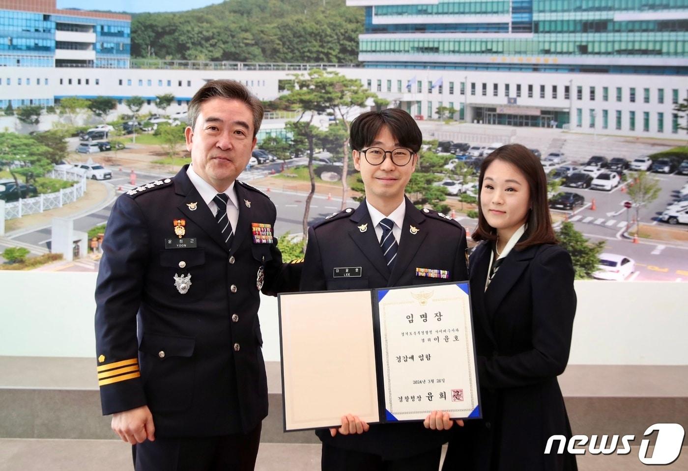 본문 이미지 - 윤희근 청장(왼쪽)이 5000억원 규모의 도박사이트 운영 조직을 검거하는 데 공을 세운 경기북부경찰청 소속 이윤호 경위(가운데)를 26일 특진 임용했다. (자료=경찰청 제공)