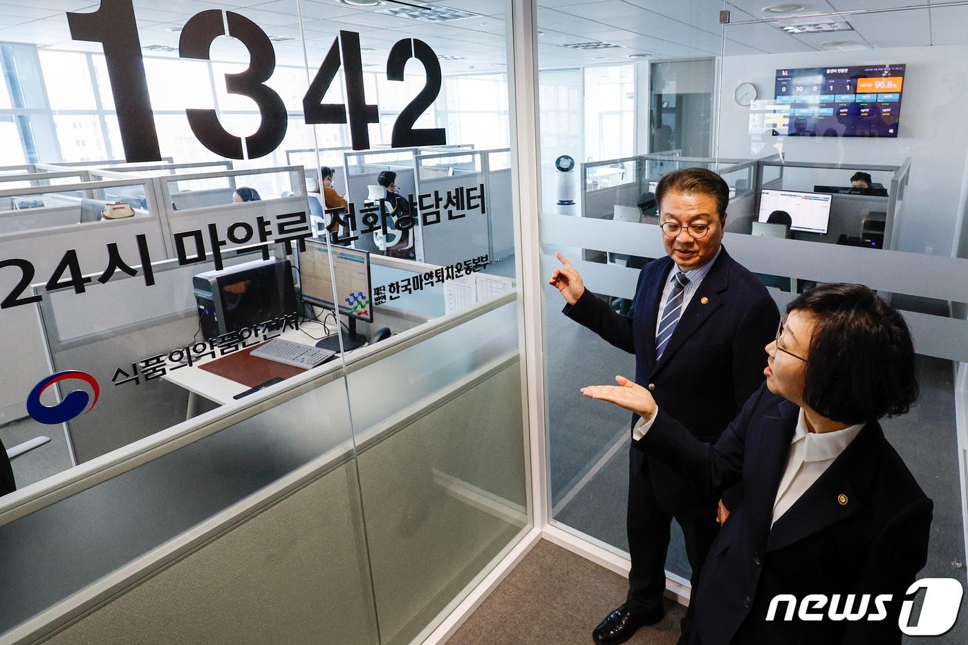 본문 이미지 - 방기선 국무조정실장과 오유경 식품의약품안전처장이 26일 오후 서울 영등포구 24시 마약류 전화상담센터에서 열린 개소식에 참석해 센터를 둘러보고 있다. 2024.3.26/뉴스1 ⓒ News1 안은나 기자
