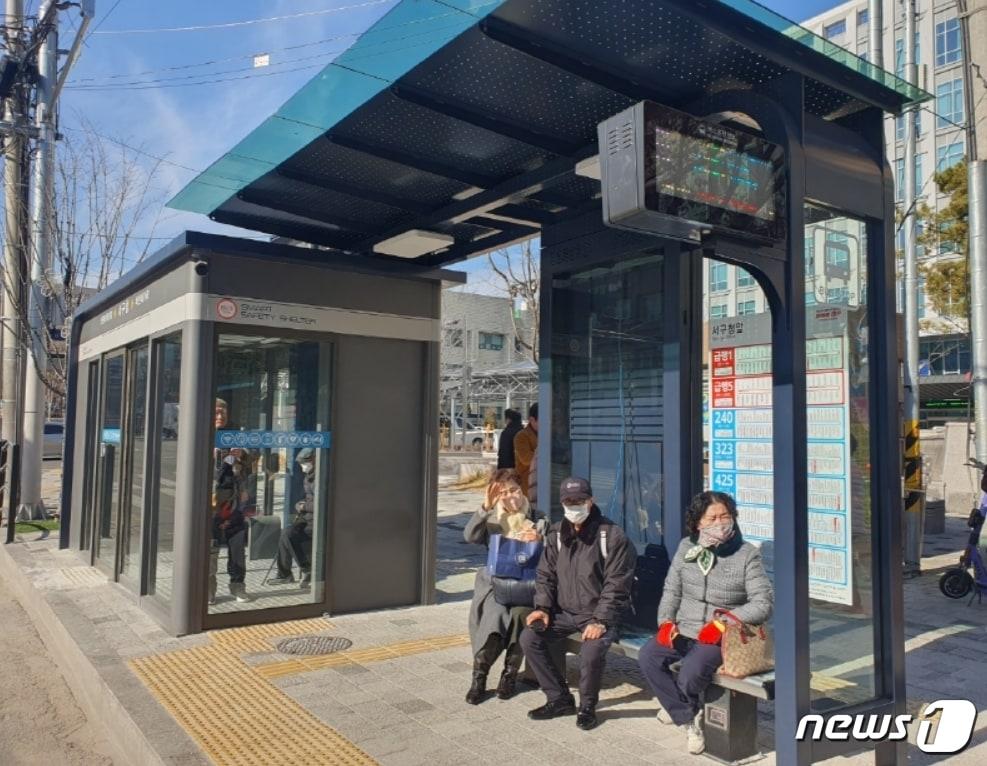 본문 이미지 - 대구 서구지역에 설치된 '스마트 안심승강장'에 대한 시민들의 호응도가 높다. 사진은 시민들이 스마트 안심승강장에서 시내버스를 기다리는 모습.(대경ICT산업협회 제공)