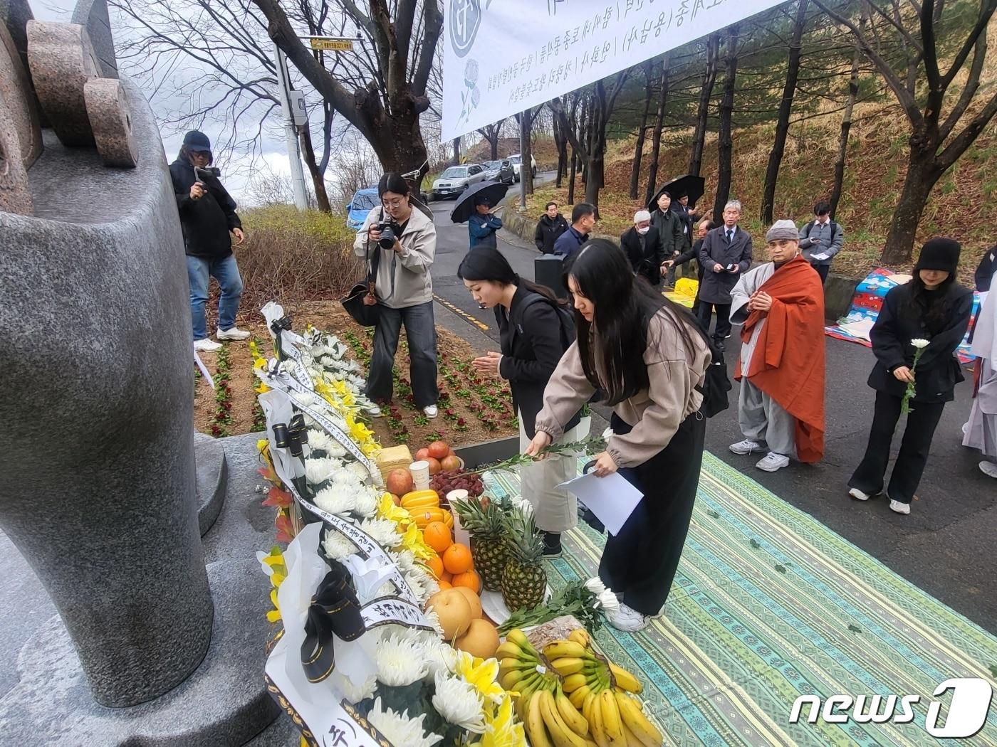 본문 이미지 - 26일 오전 대구 시민이 개구리소년사건 33주기 추모제에 참석해 헌화를 하고 있다.2024.3.26/뉴스1 ⓒ News1 이성덕 기자
