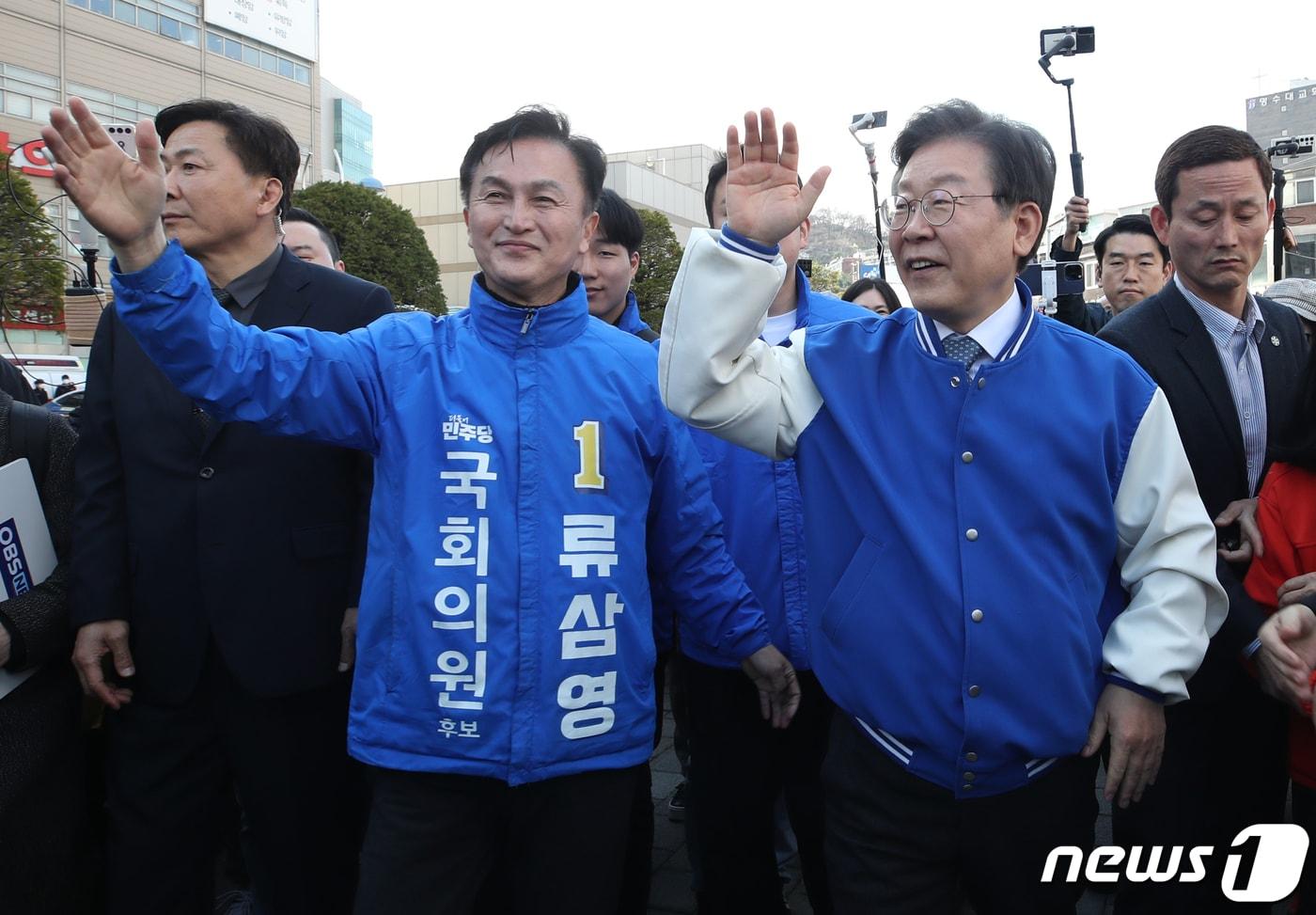 본문 이미지 - 이재명 더불어민주당 대표와 류삼영 4.10 총선 서울 동작을 후보가 26일 오후 서울 동작구 흑석동 중앙대학교병원 정문 앞에서 지지자들에게 인사하고 있다. 2024.3.26/뉴스1 ⓒ News1 이광호 기자