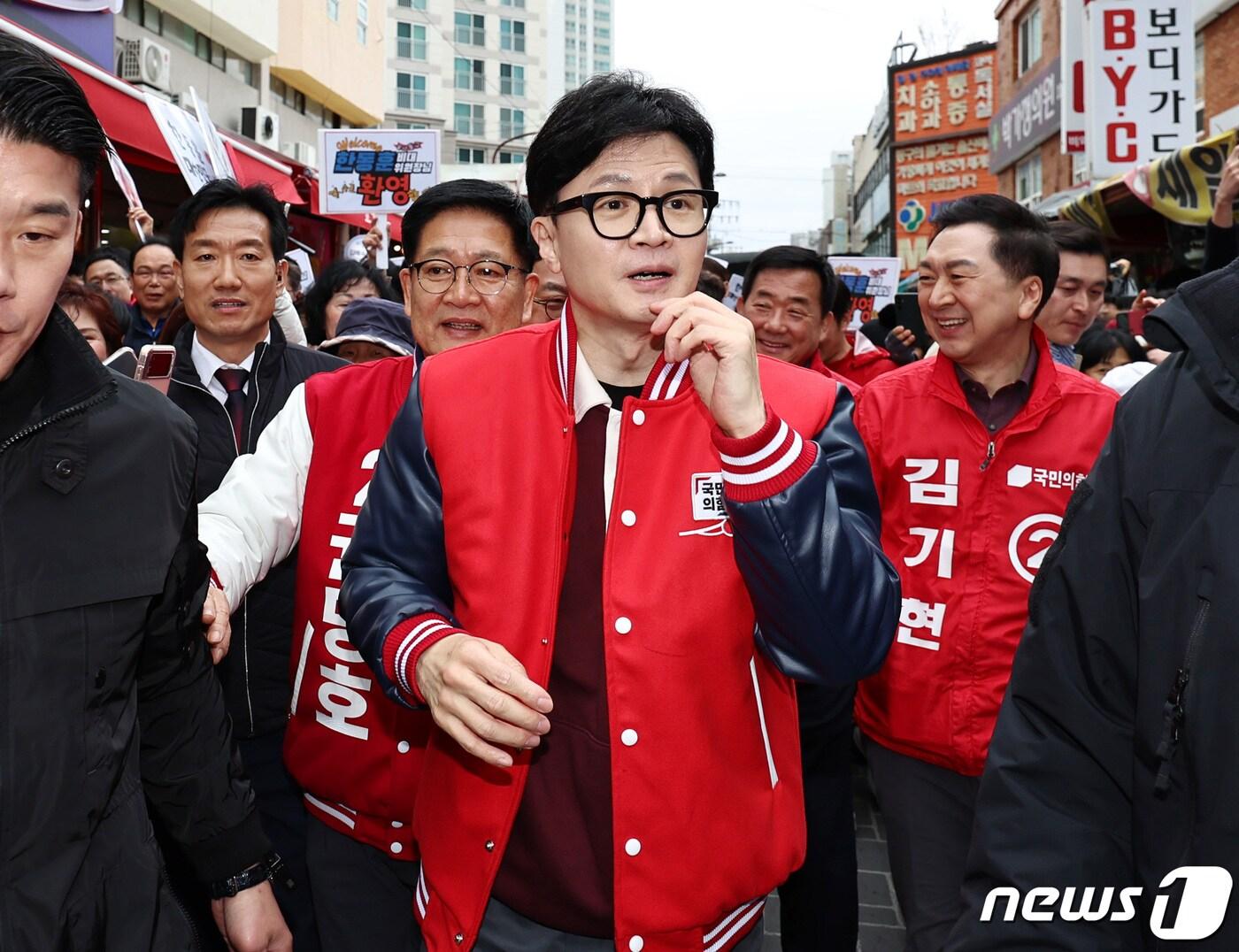 본문 이미지 - 한동훈 국민의힘 총괄선거대책위원장이 26일 오후 울산 동구 동울산종합시장을 찾아 지지자들에게 인사하고 있다. 2024.3.26/뉴스1 ⓒ News1 구윤성 기자
