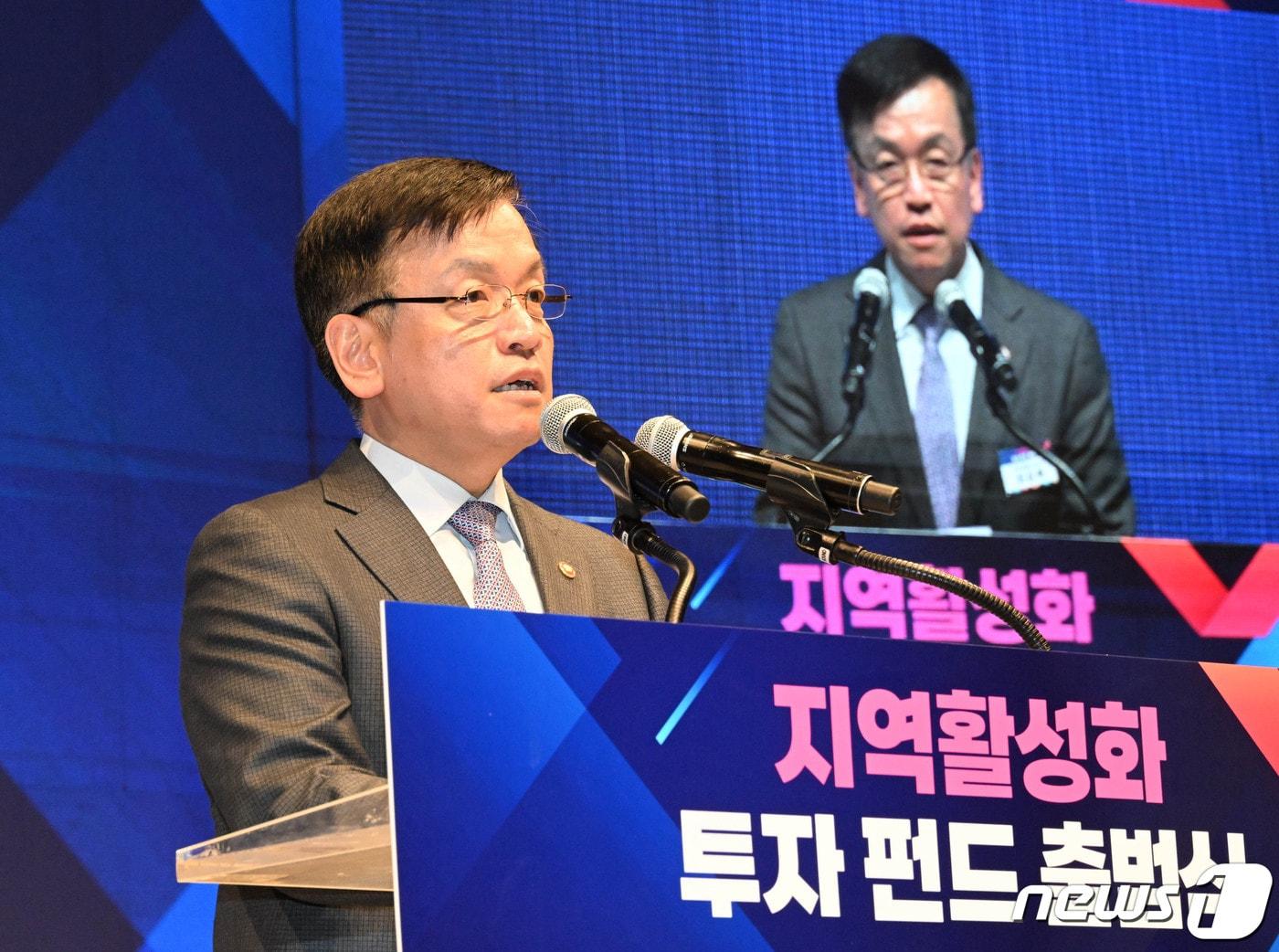본문 이미지 - 최상목 부총리 겸 기획재정부 장관이 26일 충남 천안시청 봉서홀에서 열린 '지역활성화 투자 펀드 출범식'에서 개회사를 하고 있다. (기재부 제공)
