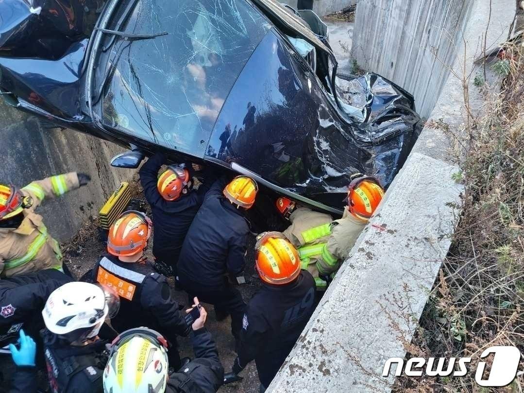 본문 이미지 - 2022년 12월 강원 강릉에서 일어난 차량 급발진 의심사고 현장.(뉴스1 DB)