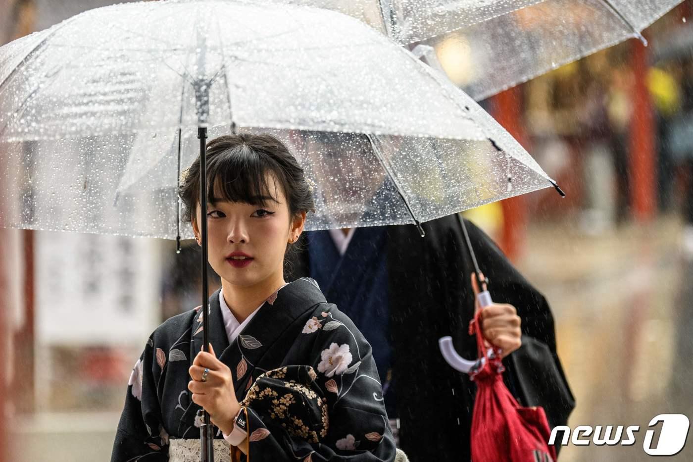 일본 도쿄 아사쿠사 지역에서 전통 복장 기모노를 입고 우산을 들고 있는 한 여성. &lt;자료사진&gt; 2024.03.26 ⓒ AFP=뉴스1 ⓒ News1 정지윤 기자
