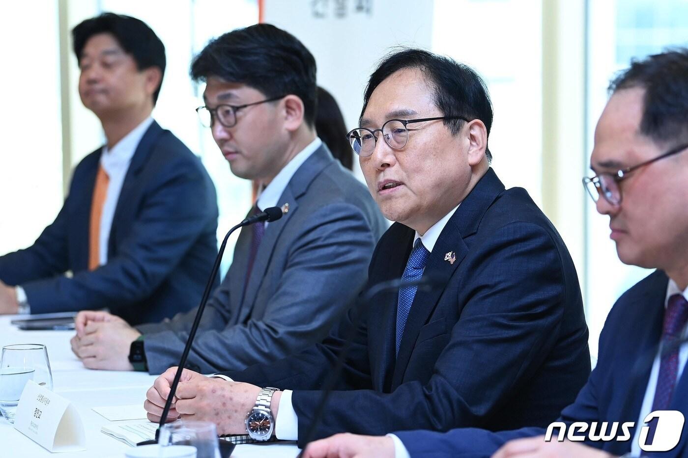 본문 이미지 - 정인교 산업통상자원부 통상교섭본부장이 26일(현지시간) 말레이시아 쿠알라룸푸르 그랜드하얏트호텔에서 '말레이시아 현지 진출기업 간담회'를 주재하고 있다. (산업통상자원부 제공) 2024.3.26/뉴스1