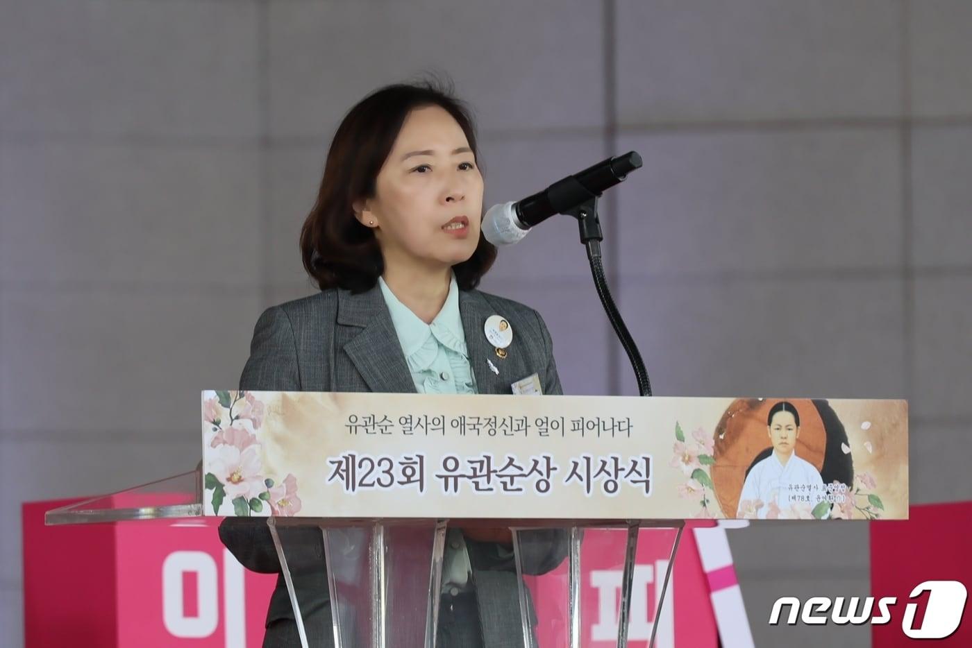 본문 이미지 - 신영숙 여성가족부 차관이 26일 오후 충남 천안시 독립기념관에서 열린 '제23회 유관순상 시상식'에서 축사하고 있다. (여성가족부 제공) 2024.3.26/뉴스1