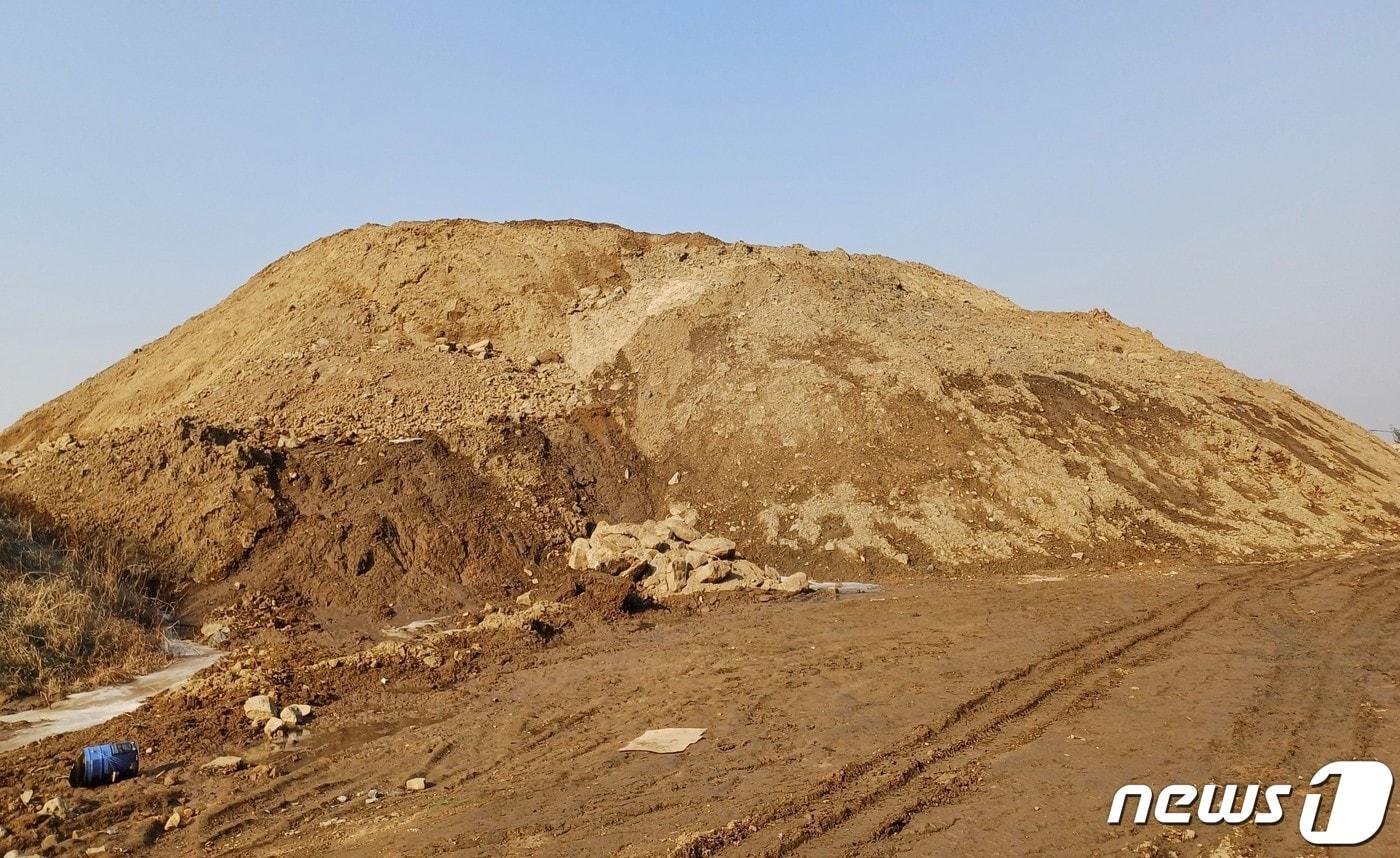 서울의 한 대형 건설사가 수개월 동안 방진 덮개 등을 설치하지 않은 채 토사 4만㎥를 야적하다 한강청 단속에 적발됐다.(한강청 제공)