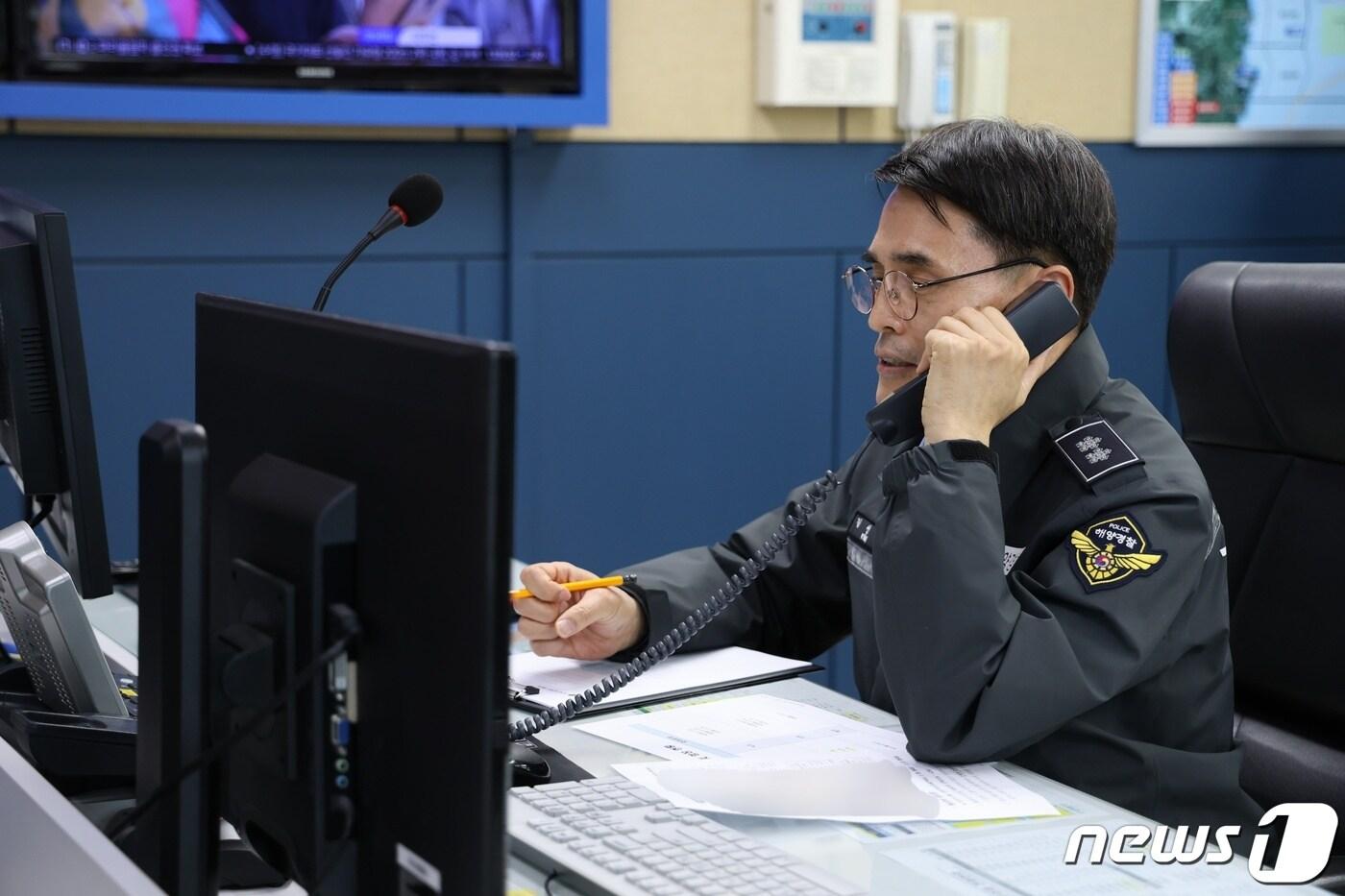 본문 이미지 - 김성종 동해해경청장, 풍랑특보 '원거리조업선 안전관리' 당부.(동해해경청 제공) 2024.3.26/뉴스1