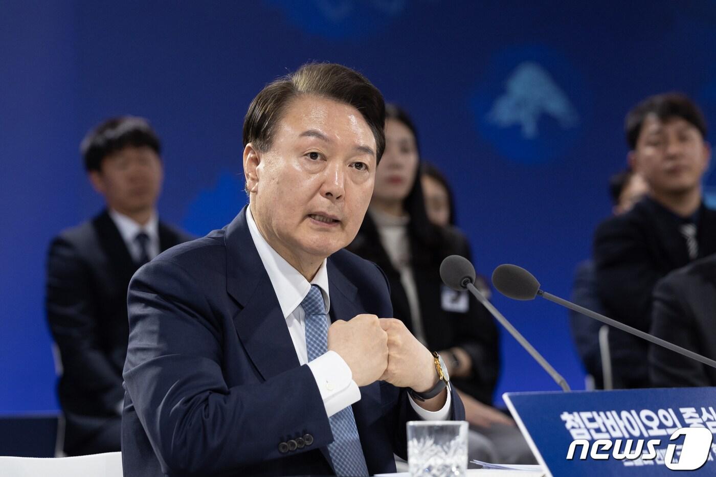 본문 이미지 - 윤석열 대통령이 26일 충북 청주시 청원구 동부창고에서 '첨단바이오의 중심에 서다, 충북'을 주제로 열린 스물네 번째 국민과 함께하는 민생토론회에서 발언하고 있다. (대통령실 제공) 2024.3.26/뉴스1 ⓒ News1 오대일 기자