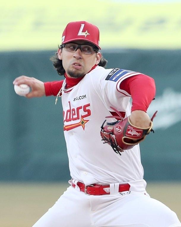 본문 이미지 - 26일 한화 이글스와 경기에서 5이닝 4실점을 한 SSG 투수 로버트 더거. (SSG 랜더스 제공)